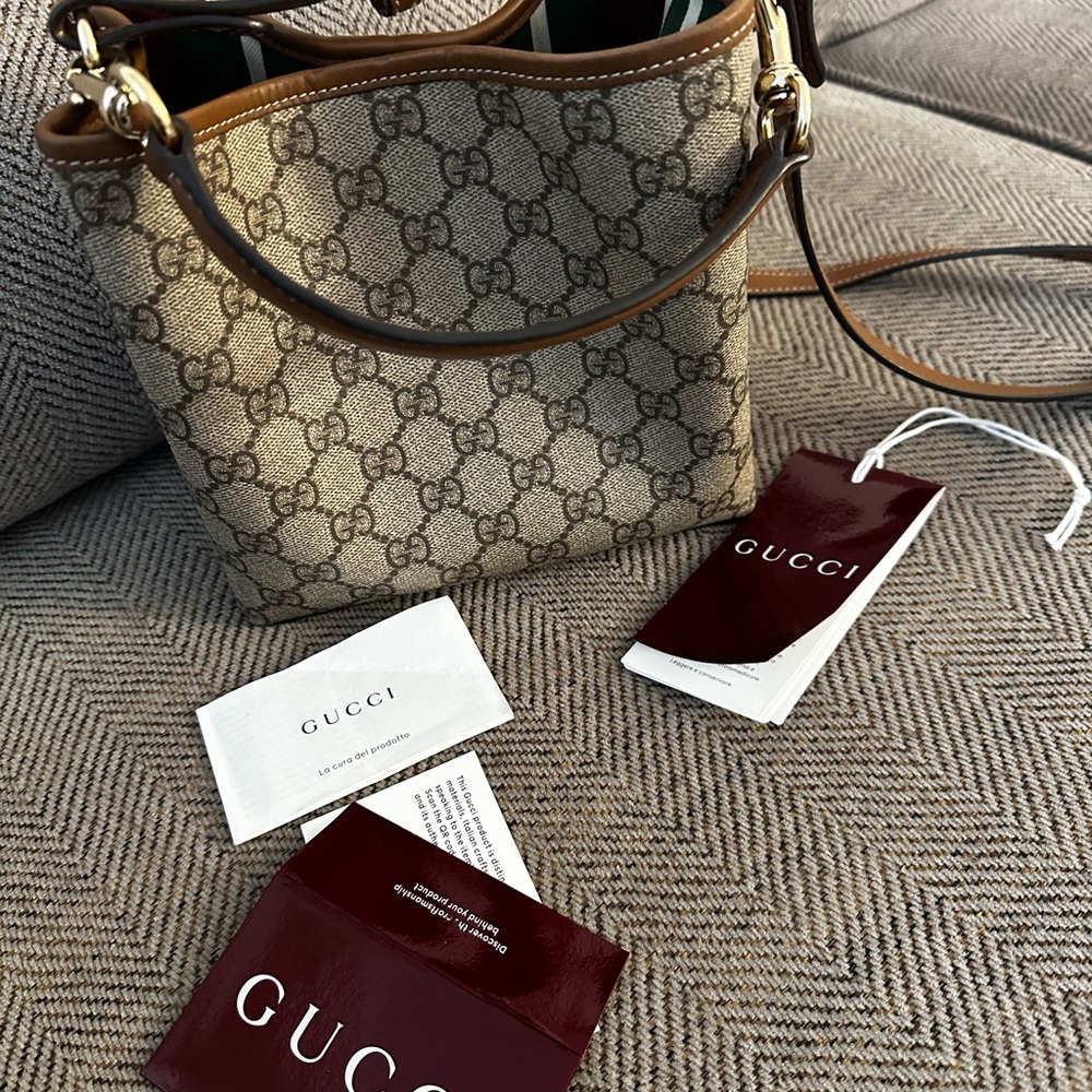 GG EMBLEM SMALL BUCKET BAG